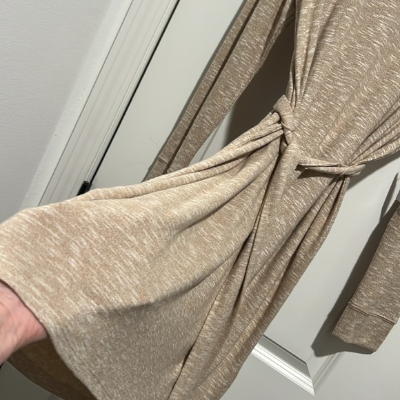 Belted knee length sweater dress - Picture 4 of 4